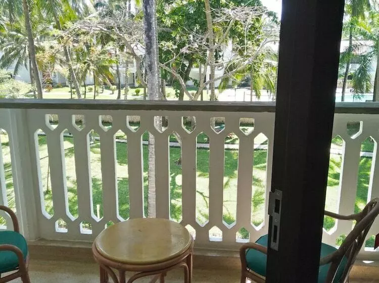 Travellers Beach Hotel & Club