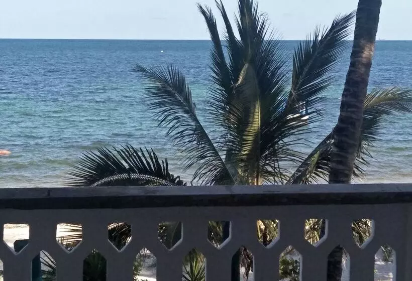 Travellers Beach Hotel & Club