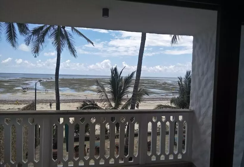 Travellers Beach Hotel & Club