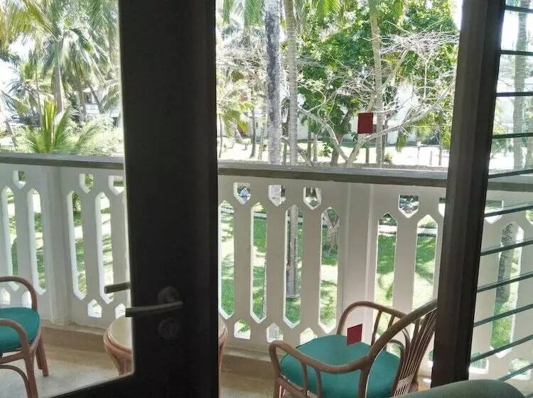 Travellers Beach Hotel & Club