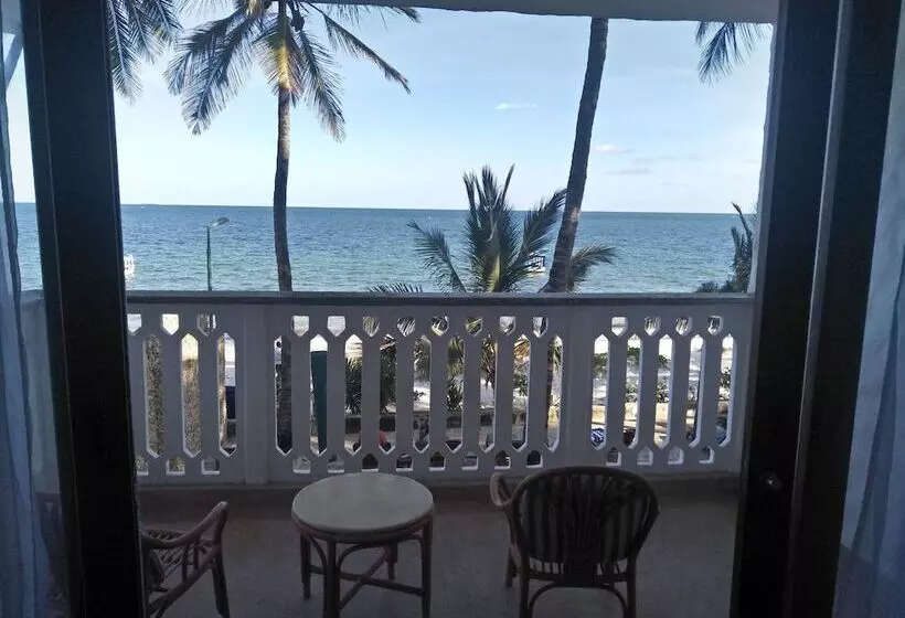 Travellers Beach Hotel & Club