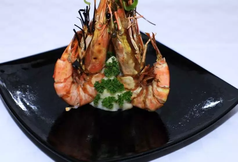 Travellers Beach Hotel & Club