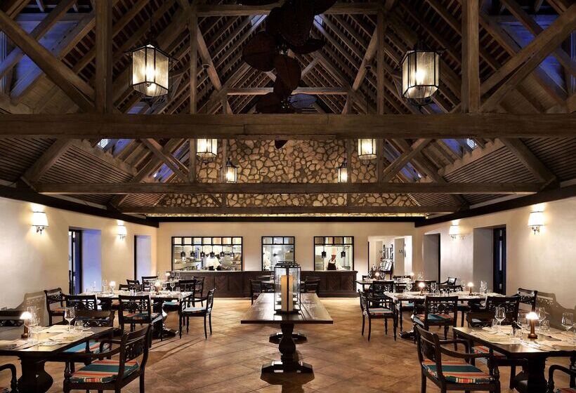 استراحتگاه Half Moon