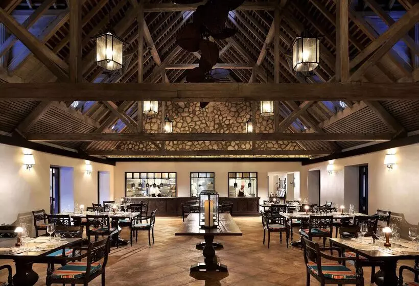 استراحتگاه Half Moon