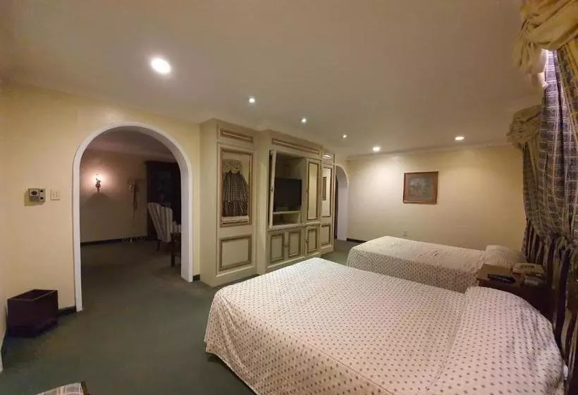 Отель Capital O La Estancia