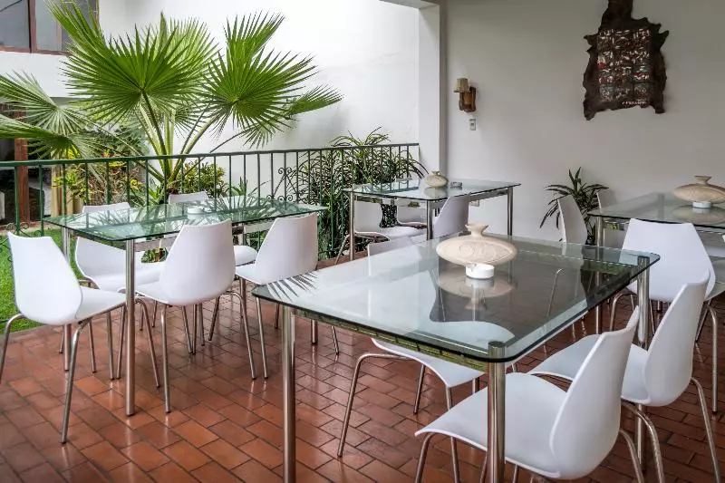 مسافرخانه Senorial