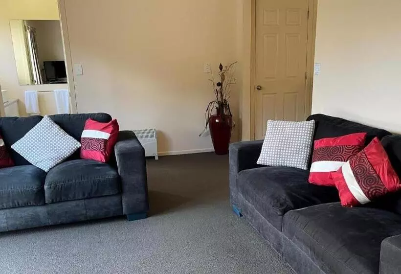 호텔 Caves Motor Inn