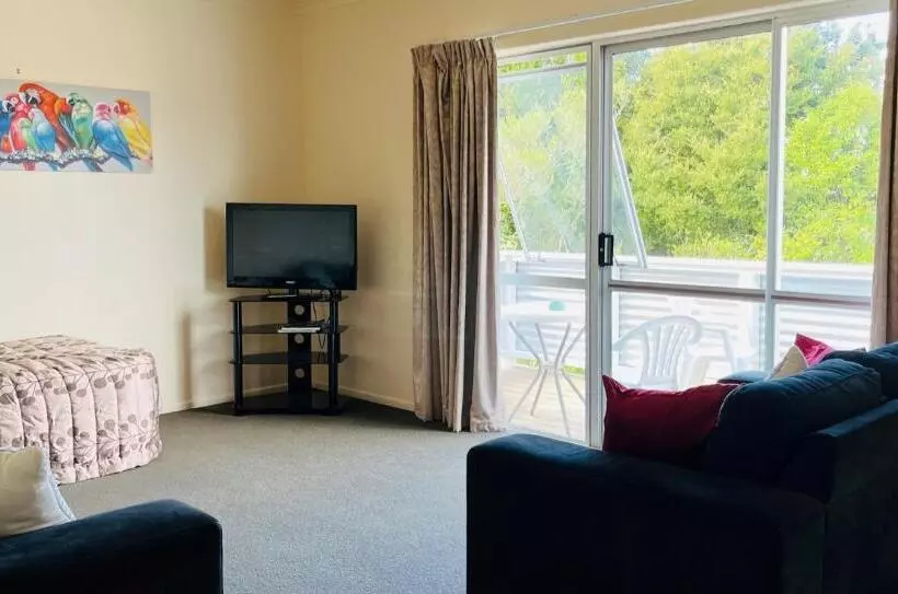 호텔 Caves Motor Inn