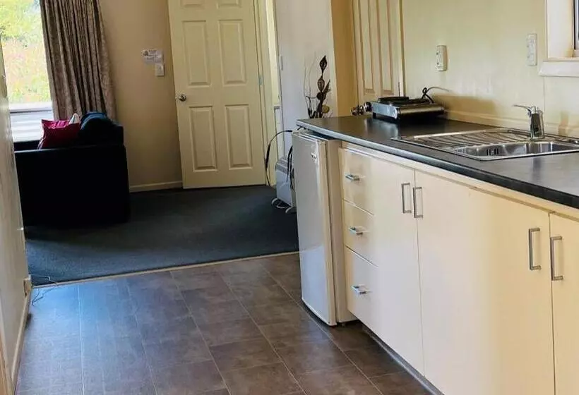 호텔 Caves Motor Inn