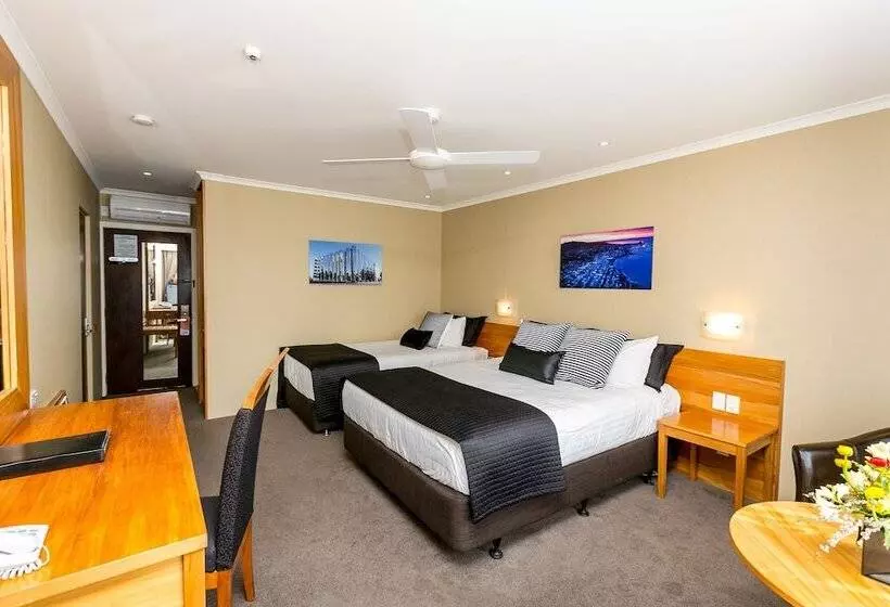 فندق Plymouth International