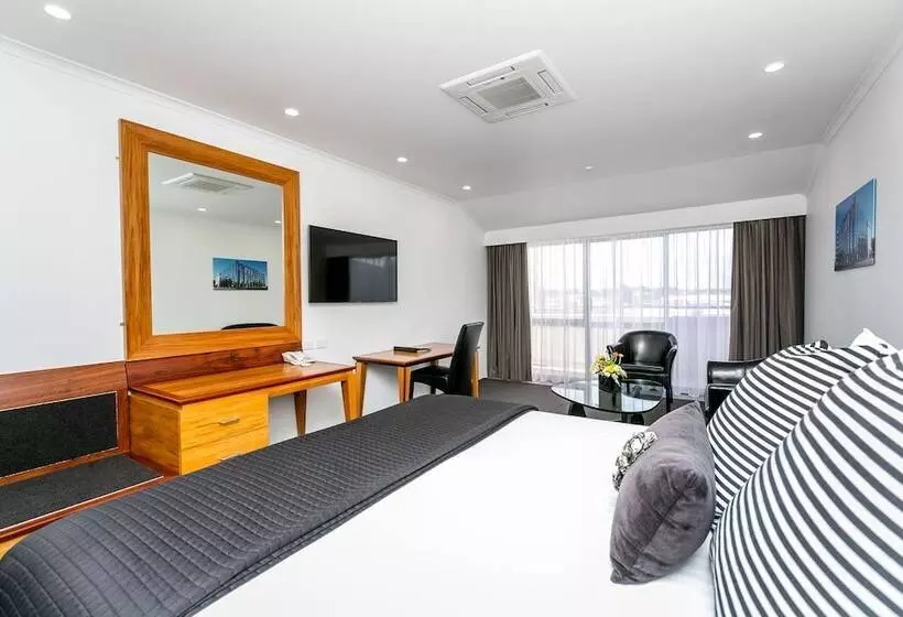 فندق Plymouth International