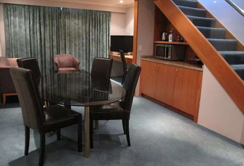 فندق Plymouth International