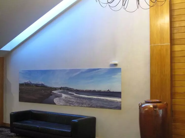 فندق Plymouth International