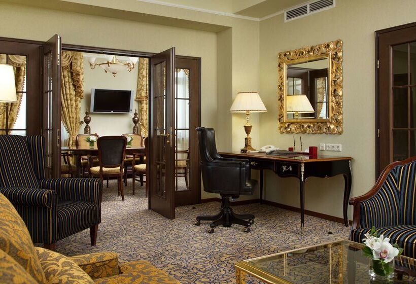 בית מלון כפרי Hilton Moscow Leningradskaya