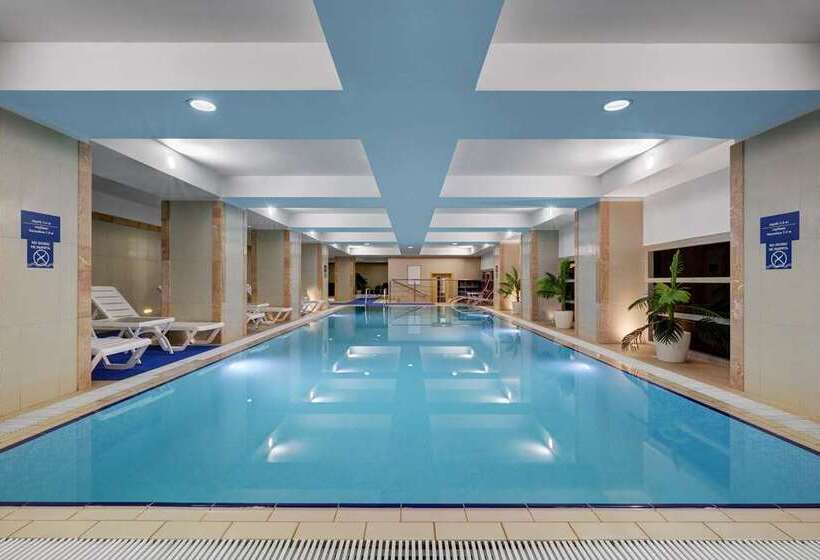 בית מלון כפרי Hilton Moscow Leningradskaya