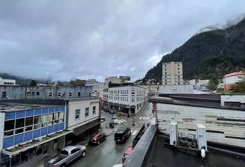 Alaskan Hotel And Bar