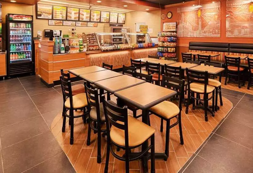 בית מלון כפרי Best Western Tulsa Airport