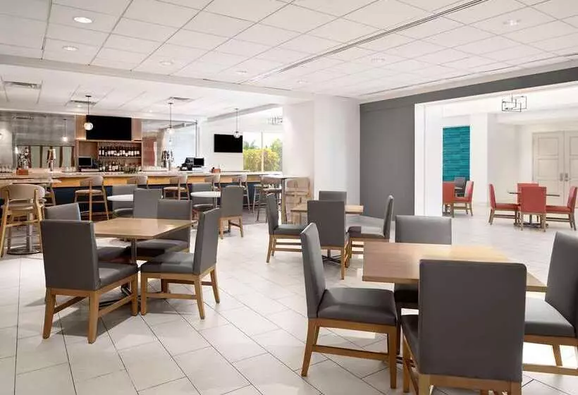 Otel Embassy Suites By Hilton Tampa Airport Westshore