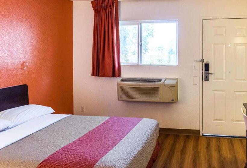 Motel 6bakersfield, Ca  Convention Center