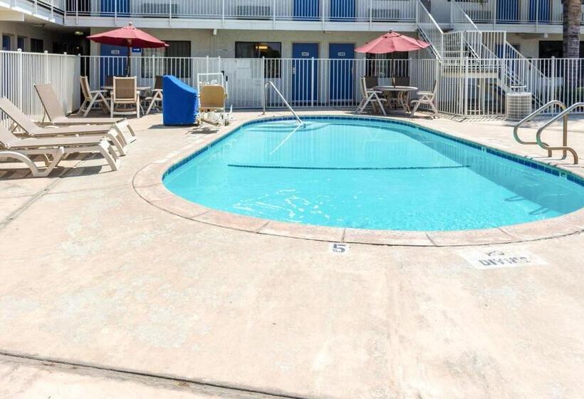 Motel 6bakersfield, Ca  Convention Center