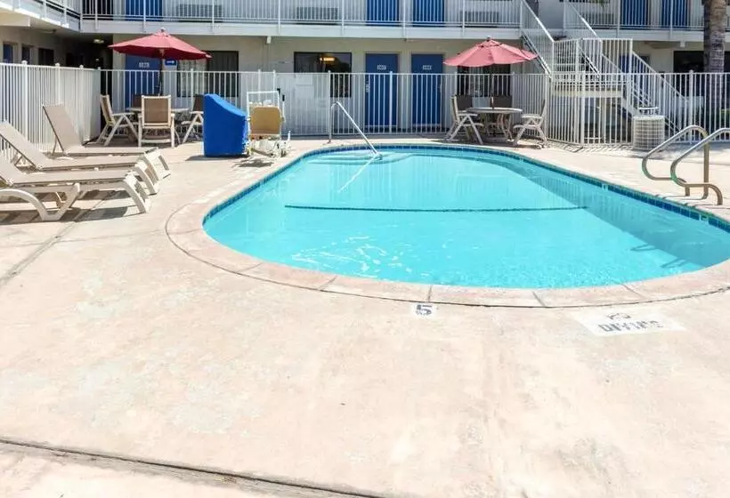 Motel 6bakersfield, Ca  Convention Center