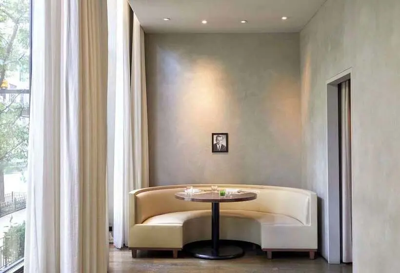 The Chicago Hotel Collection Ambassador Gold Coast