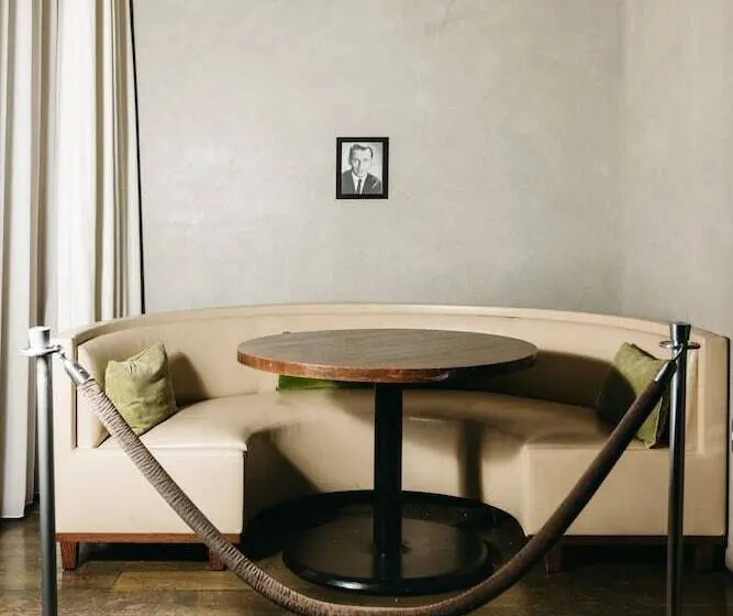 The Chicago Hotel Collection Ambassador Gold Coast