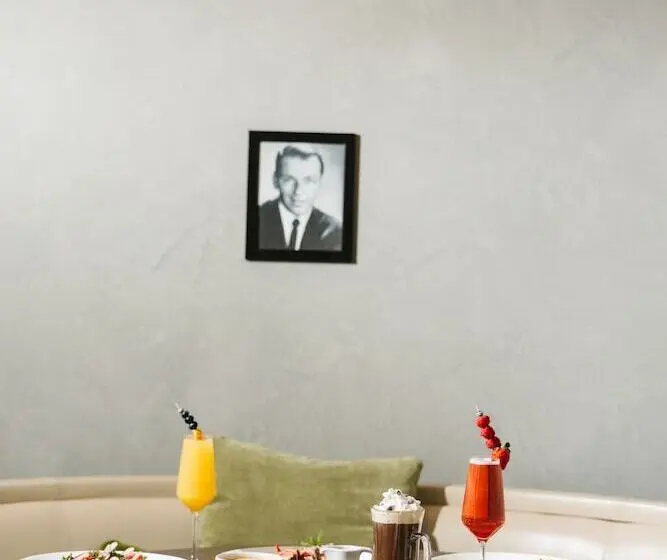 The Chicago Hotel Collection Ambassador Gold Coast