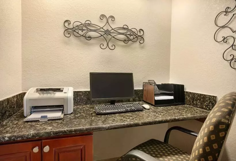 فندق Baymont By Wyndham Kansas City Ku Medical Center