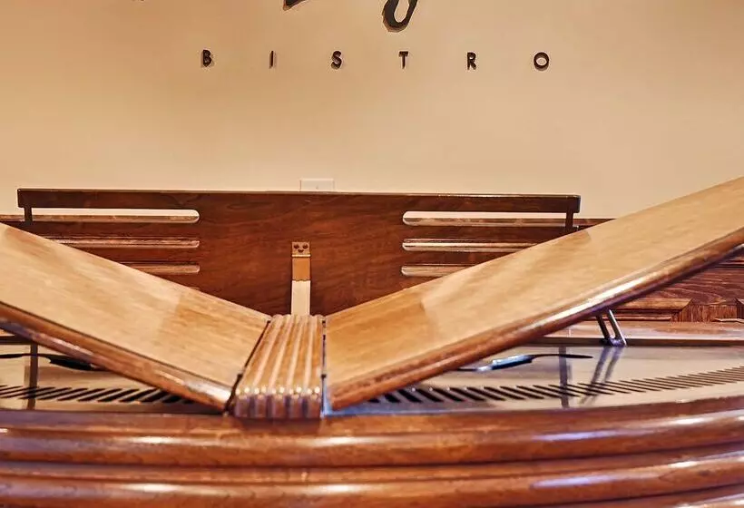 בית מלון כפרי Best Western Pier Point Inn