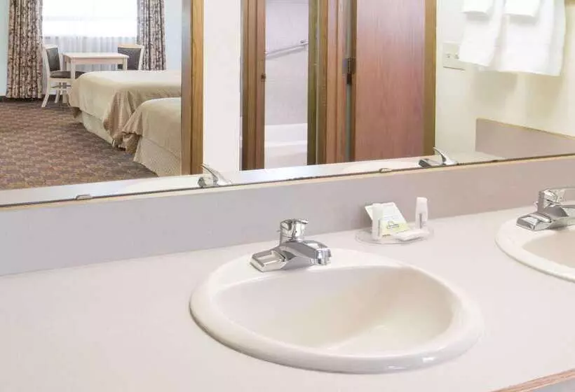 בית מלון כפרי Days Inn By Wyndham Black Bear