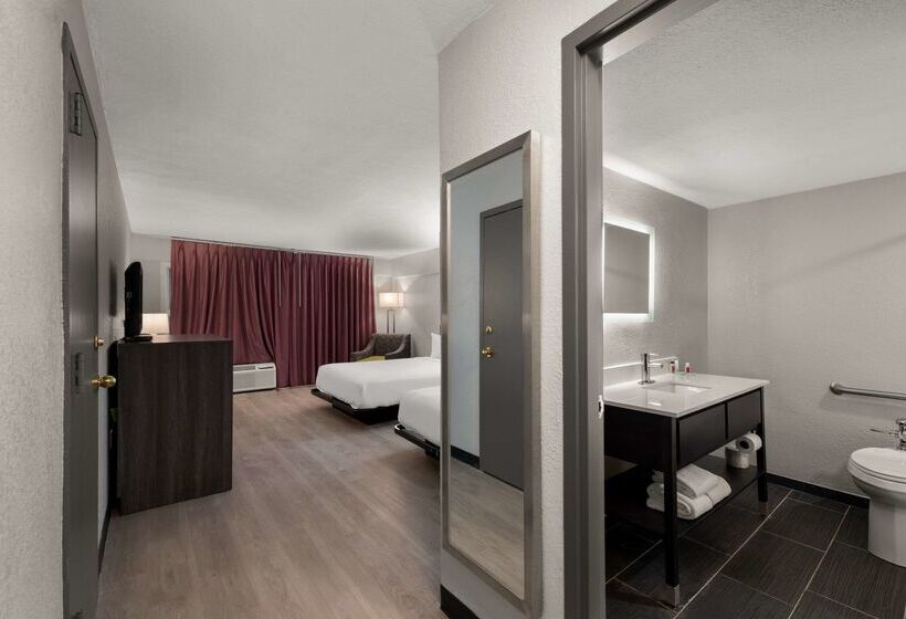 فندق Clarion Pointe Rhinelander Downtown