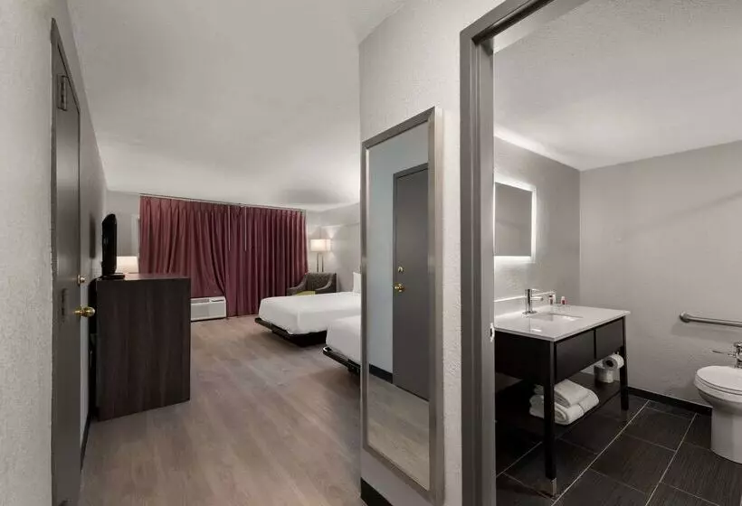 هتل Clarion Pointe Rhinelander Downtown