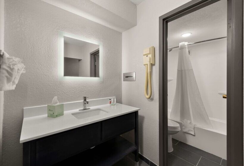 فندق Clarion Pointe Rhinelander Downtown