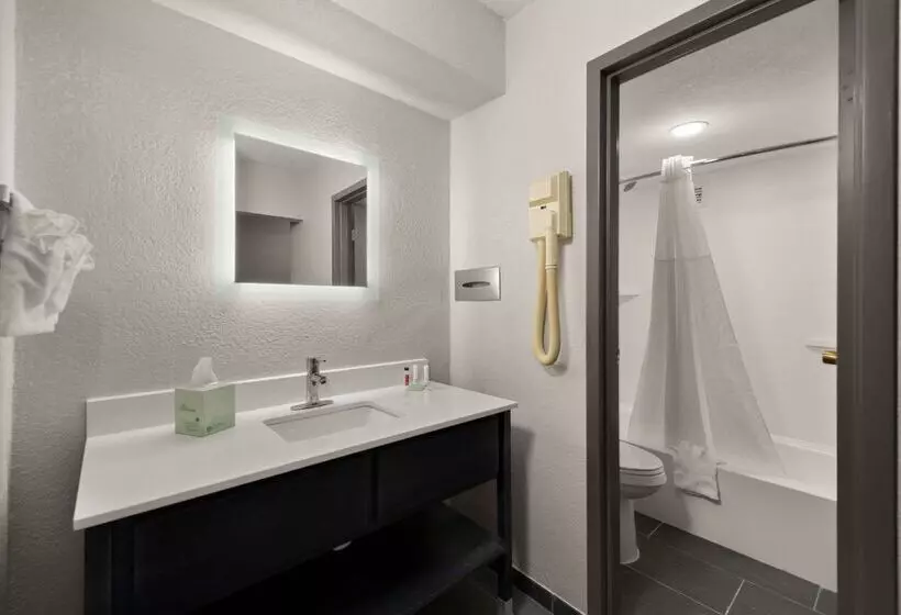 هتل Clarion Pointe Rhinelander Downtown