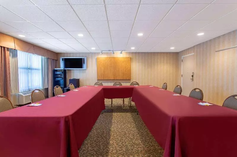 هتل Clarion Pointe Rhinelander Downtown