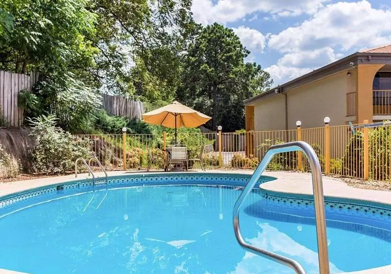 فندق Econo Lodge Inn & Suites