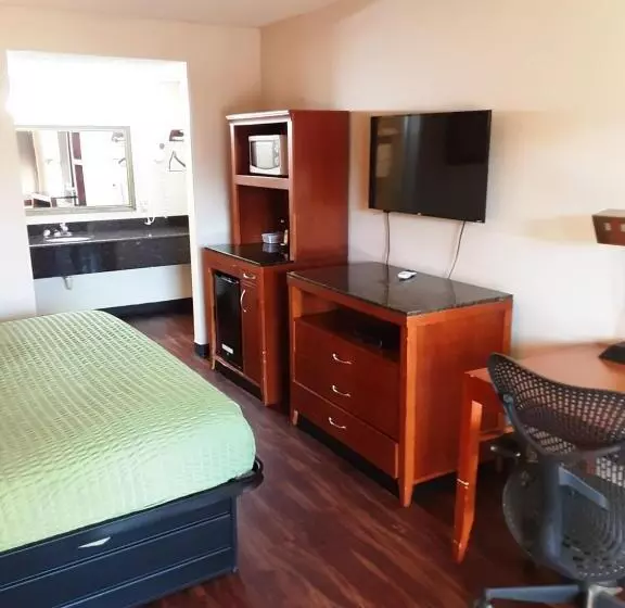 فندق Econo Lodge Inn & Suites