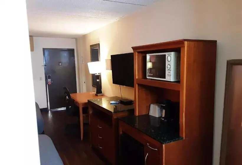 فندق Econo Lodge Inn & Suites