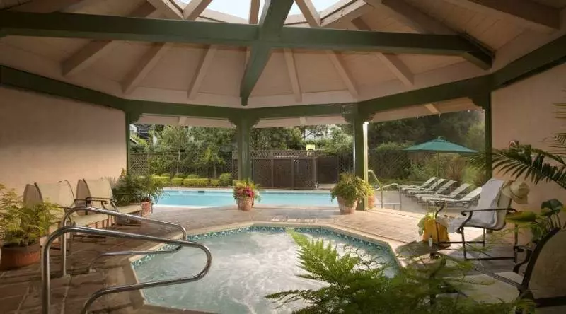 בית מלון כפרי Half Moon Bay Lodge