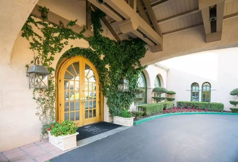 בית מלון כפרי Half Moon Bay Lodge