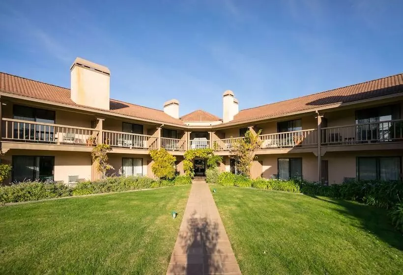 בית מלון כפרי Half Moon Bay Lodge
