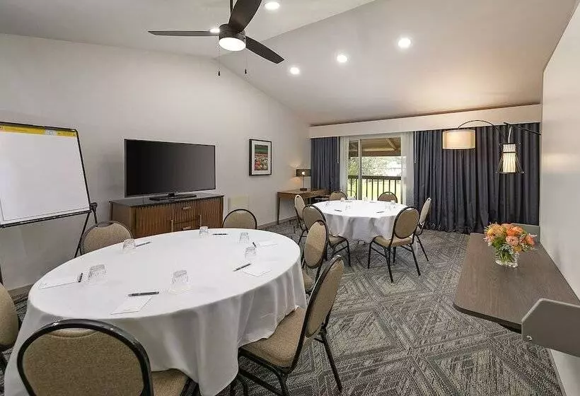 בית מלון כפרי Half Moon Bay Lodge