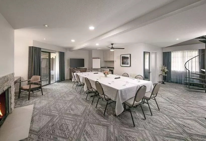 בית מלון כפרי Half Moon Bay Lodge