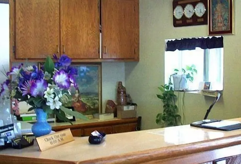 فندق Provo Travelers Inn