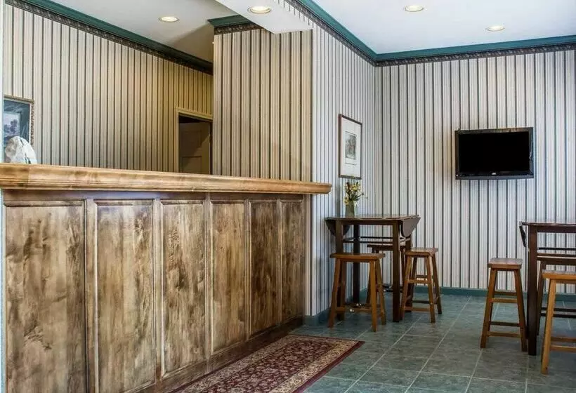 فندق Rodeway Inn Marshall Manor