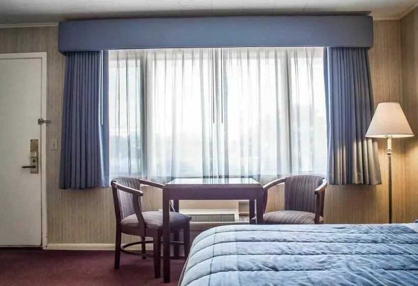 فندق Rodeway Inn Marshall Manor