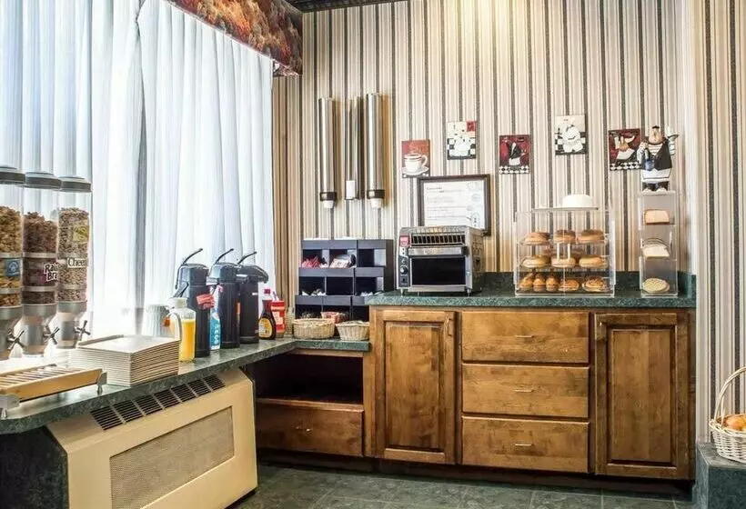 فندق Rodeway Inn Marshall Manor