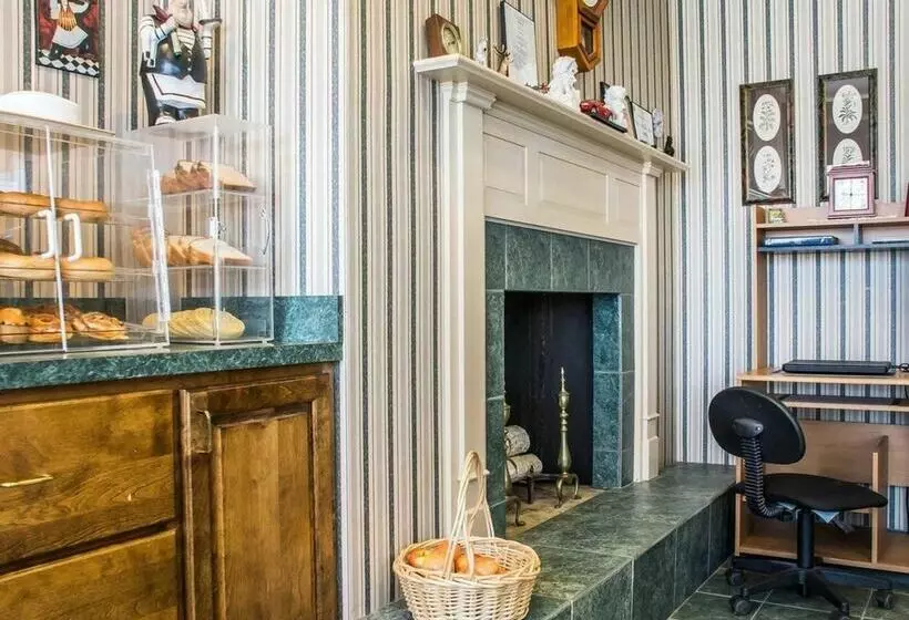 فندق Rodeway Inn Marshall Manor