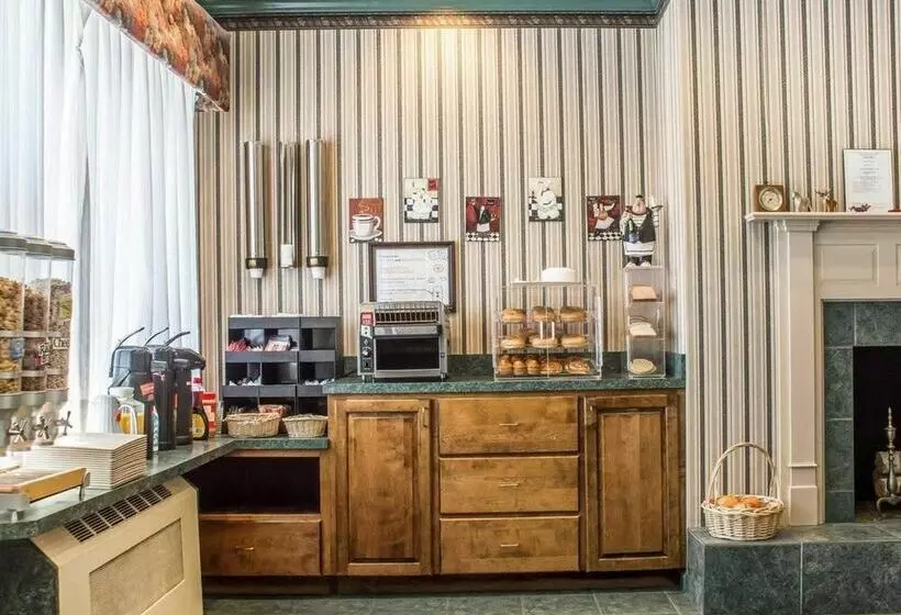 فندق Rodeway Inn Marshall Manor